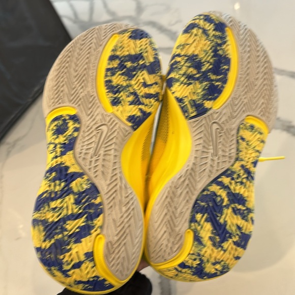 Brand new Nike Antetokounmpo yellow boys sneaker size 3.5 - Picture 5 of 5